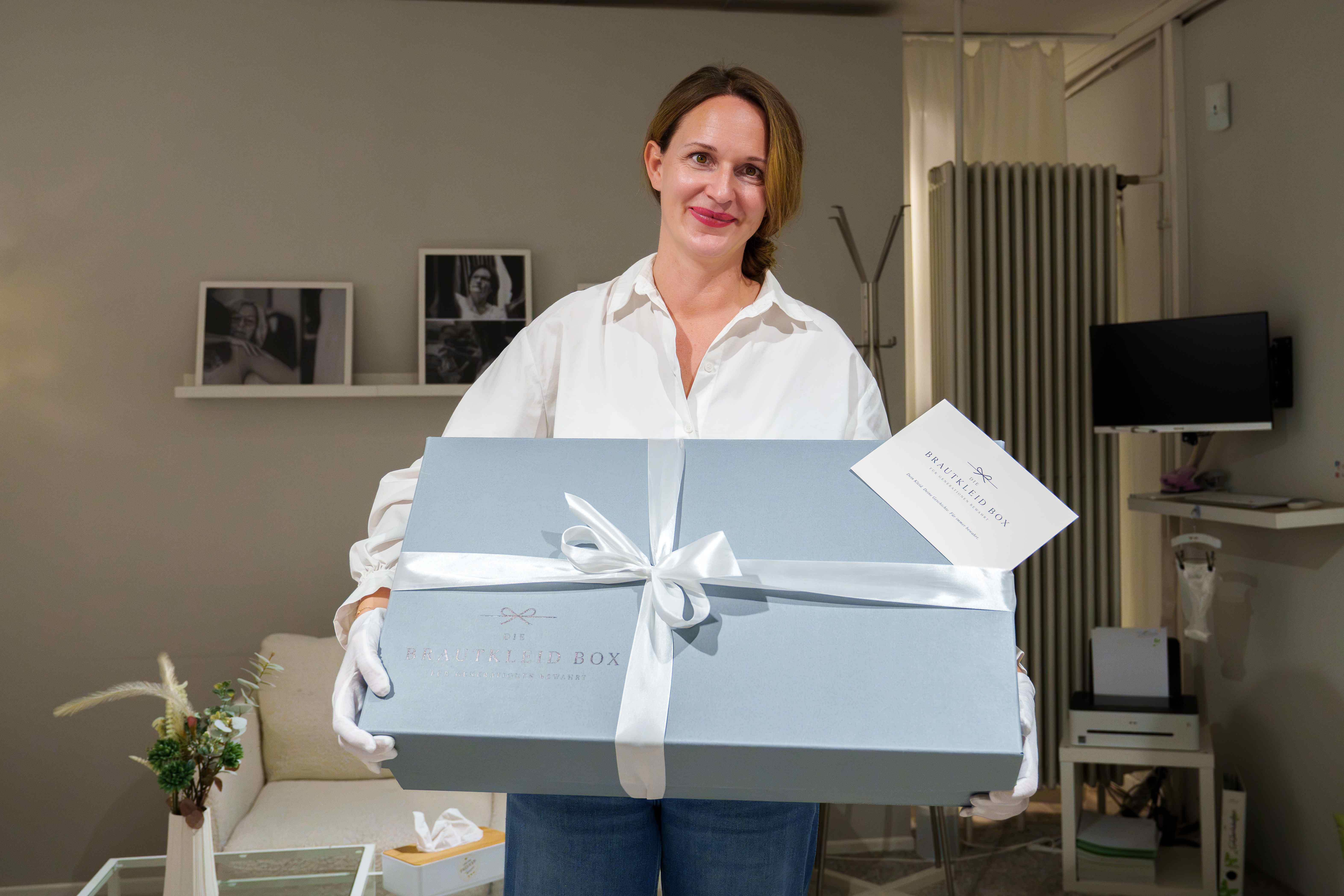Sorgfältiges Verpacken des Brautkleides in die Brautkleidbox